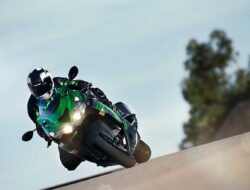 Ninja ZX-14R 2025: Motor Sport Canggih, Impian Para Penggemar Kecepatan!