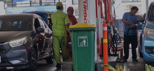 Mobil Mewah Antri Pertalite Sopir Taksi Geram