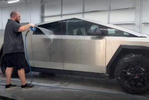 Rahasia di Balik Stiker Mobil: Pemilik Tesla Sembunyi dari Amarah Elon Musk?