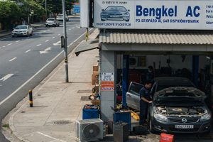 AC Mobil Panas? Temukan Bengkel Andalanmu!