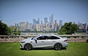 Rekor Jarak Tempuh! Geely Luncurkan Sedan Hybrid 2100 Km