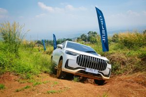 SUV Premium Ini Bikin Jalanan Jadi Lapangan Petualangan!