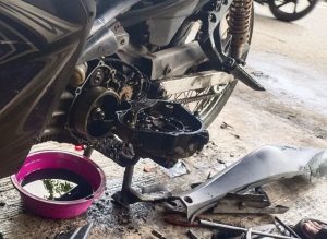 Tanda lain mobil perlu diservis adalah suara mesin kasar. Biasanya, suara kasar pada mesin mobil muncul saat baru dihidupkan atau ketika mobil sedang berjalan. Kondisi ini bisa disebabkan oleh banyak faktor, seperti kualitas oli yang buruk, komponen mesin aus, atau masalah pada sistem pembakaran.3. Getaran Tidak Normal Getaran yang berlebihan atau tidak normal pada mobil juga bisa menjadi tanda bahwa mobil perlu diservis. Getaran ini bisa terasa pada setir, jok, atau seluruh bodi mobil. Biasanya, getaran tidak normal disebabkan oleh masalah pada kaki-kaki mobil, seperti ban yang tidak seimbang, suspensi yang rusak, atau bearing roda yang aus.4. Boros Bahan Bakar Mobil yang boros bahan bakar juga bisa menjadi tanda bahwa mobil perlu diservis. Konsumsi bahan bakar yang meningkat bisa disebabkan oleh banyak faktor, seperti filter udara yang kotor, busi yang aus, atau masalah pada sistem injeksi bahan bakar.5. Performa Menurun Tanda lainnya adalah performa mobil menurun. Misalnya, mobil menjadi lebih lambat saat menanjak, sulit mencapai kecepatan tinggi, atau respons gas yang lambat. Kondisi ini bisa disebabkan oleh banyak faktor, seperti kompresi mesin yang rendah, masalah pada sistem pembakaran, atau masalah pada transmisi.6. Asap Knalpot Tidak Normal Asap knalpot yang tidak normal juga bisa menjadi tanda bahwa mobil perlu diservis. Asap knalpot yang berwarna hitam, putih, atau biru bisa menandakan adanya masalah pada mesin mobil. Misalnya, asap hitam bisa menandakan pembakaran yang tidak sempurna, asap putih bisa menandakan adanya kebocoran air pendingin ke ruang bakar, dan asap biru bisa menandakan adanya kebocoran oli ke ruang bakar.