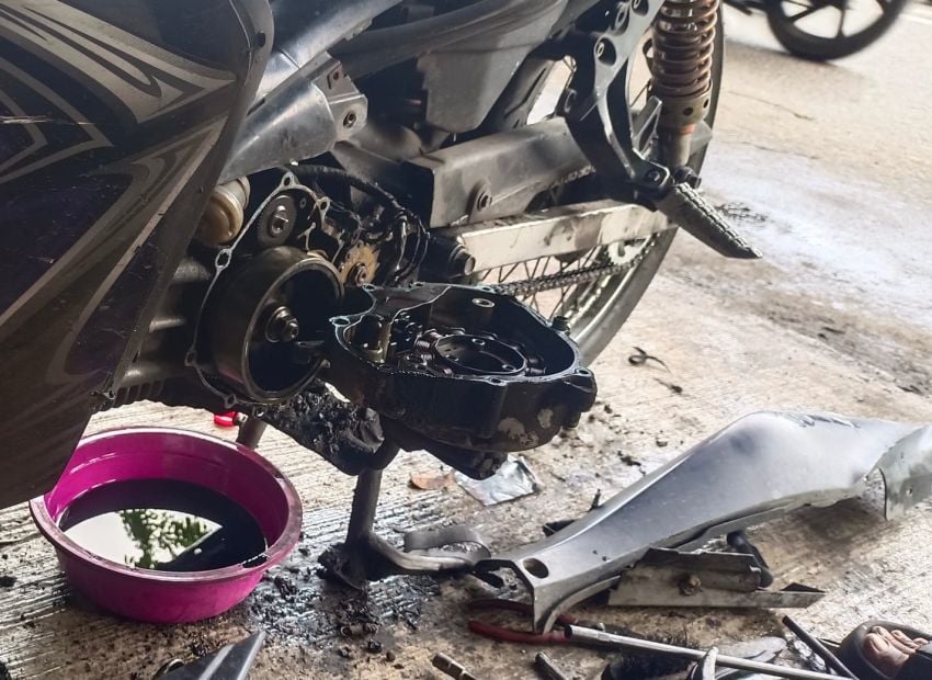 Tanda lain mobil perlu diservis adalah suara mesin kasar. Biasanya, suara kasar pada mesin mobil muncul saat baru dihidupkan atau ketika mobil sedang berjalan. Kondisi ini bisa disebabkan oleh banyak faktor, seperti kualitas oli yang buruk, komponen mesin aus, atau masalah pada sistem pembakaran.3. Getaran Tidak Normal Getaran yang berlebihan atau tidak normal pada mobil juga bisa menjadi tanda bahwa mobil perlu diservis. Getaran ini bisa terasa pada setir, jok, atau seluruh bodi mobil. Biasanya, getaran tidak normal disebabkan oleh masalah pada kaki-kaki mobil, seperti ban yang tidak seimbang, suspensi yang rusak, atau bearing roda yang aus.4. Boros Bahan Bakar Mobil yang boros bahan bakar juga bisa menjadi tanda bahwa mobil perlu diservis. Konsumsi bahan bakar yang meningkat bisa disebabkan oleh banyak faktor, seperti filter udara yang kotor, busi yang aus, atau masalah pada sistem injeksi bahan bakar.5. Performa Menurun Tanda lainnya adalah performa mobil menurun. Misalnya, mobil menjadi lebih lambat saat menanjak, sulit mencapai kecepatan tinggi, atau respons gas yang lambat. Kondisi ini bisa disebabkan oleh banyak faktor, seperti kompresi mesin yang rendah, masalah pada sistem pembakaran, atau masalah pada transmisi.6. Asap Knalpot Tidak Normal Asap knalpot yang tidak normal juga bisa menjadi tanda bahwa mobil perlu diservis. Asap knalpot yang berwarna hitam, putih, atau biru bisa menandakan adanya masalah pada mesin mobil. Misalnya, asap hitam bisa menandakan pembakaran yang tidak sempurna, asap putih bisa menandakan adanya kebocoran air pendingin ke ruang bakar, dan asap biru bisa menandakan adanya kebocoran oli ke ruang bakar.
