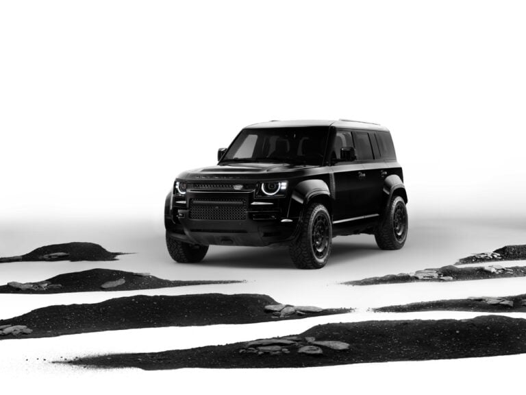 Defender OCTA Black: SUV Land Rover Paling Garang