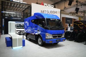 Fuso Gebrak GIIAS 2025: Truk Listrik Dapat Charger Keliling!