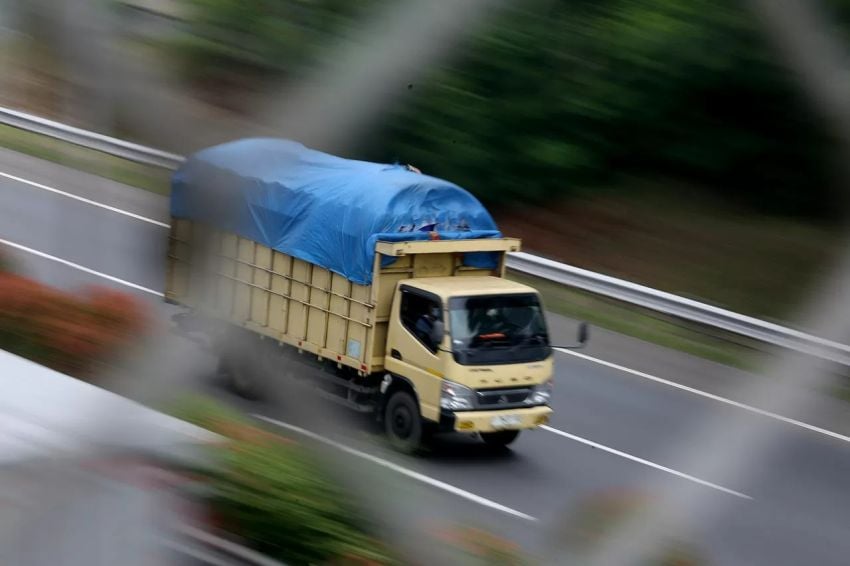 Tanjakan Sawangan Mencekam, Truk Hebel Terguling!