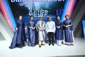VinFast Padukan Ao Dai dan Tenun Ikat: Kejutan Budaya di GIIAS 2025