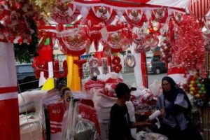 Atribut Merah Putih Banjiri Pasar Jatinegara, Pedagang Gigit Jari?