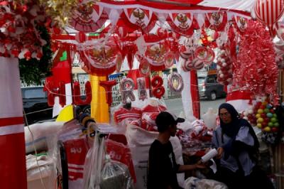 Atribut Merah Putih Banjiri Pasar Jatinegara, Pedagang Gigit Jari?