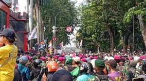 Aksi Demo Lumpuhkan Jakarta, Toko-Toko Sepi!