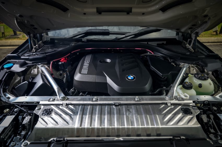 Mercedes-Benz Pacu Mesin BMW?