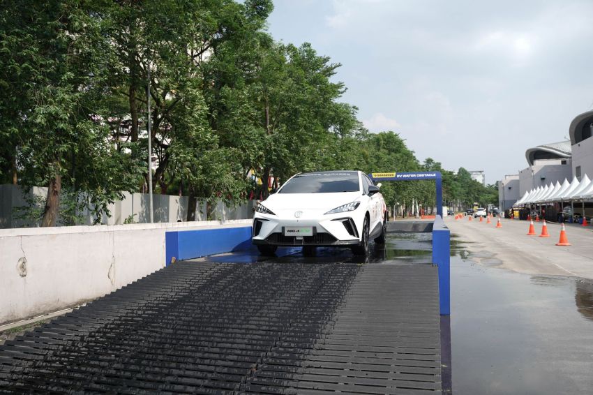 MG Bikin Penasaran di GIIAS 2025, Pengunjung Langsung Jajal Mobil Impian