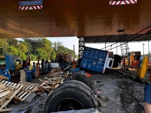 Tragedi Tol Ciawi: Tabrakan Maut Dua Truk
