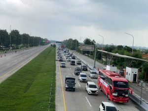 Mobil Hitam, Biang Kerok Panas Jakarta?