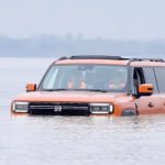 Nekat! SUV Rp800 Juta Ini Berenang Seberangi Sungai