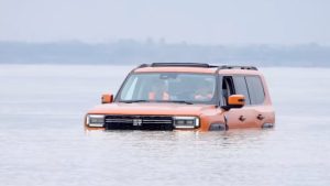 Nekat! SUV Rp800 Juta Ini Berenang Seberangi Sungai
