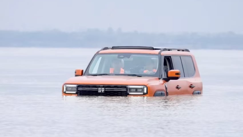 Nekat! SUV Rp800 Juta Ini Berenang Seberangi Sungai