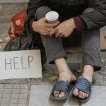 Cerita.co.id - Menguak sosok Bharat Jain, pria India yang dikenal sebagai pengemis terkaya di dunia dengan total kekayaan mencapai Rp14 miliar. Kontras dengan stigma kemiskinan yang melekat pada profesi pengemis, Jain justru menjelma menjadi anomali yang mencengangkan. Kisahnya menjadi viral dan memicu perdebatan tentang definisi kemiskinan dan kekayaan.