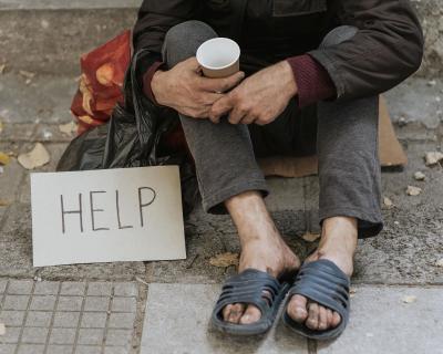 Cerita.co.id - Menguak sosok Bharat Jain, pria India yang dikenal sebagai pengemis terkaya di dunia dengan total kekayaan mencapai Rp14 miliar. Kontras dengan stigma kemiskinan yang melekat pada profesi pengemis, Jain justru menjelma menjadi anomali yang mencengangkan. Kisahnya menjadi viral dan memicu perdebatan tentang definisi kemiskinan dan kekayaan.