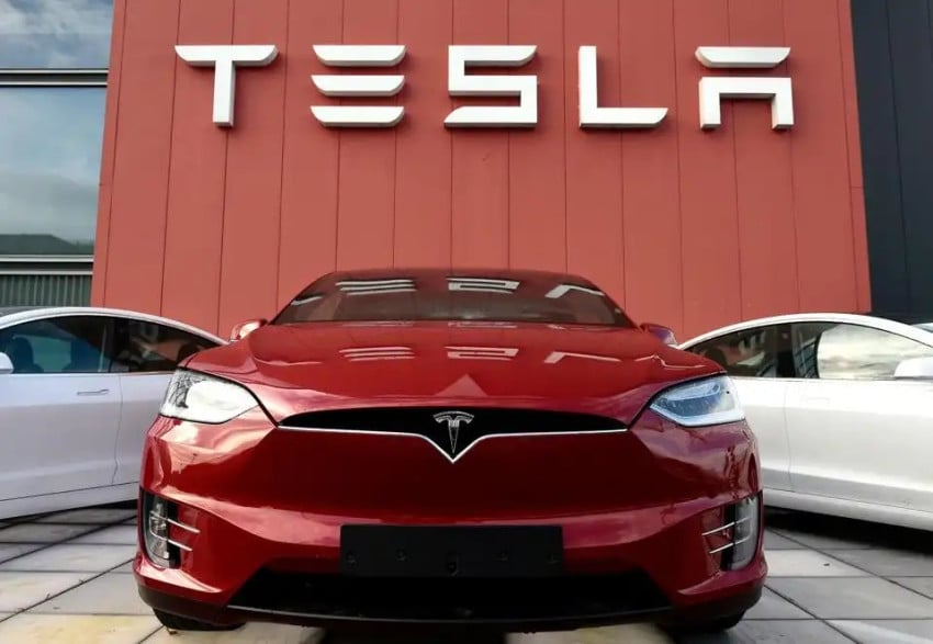 Tesla Tarik Ribuan Mobil, Ada Apa?