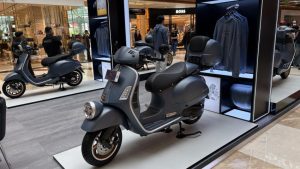 Vespa Officina 8: Sentuhan Klasik Balap yang Memikat Hati