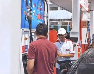Senyum Tulus di Balik Seragam Merah, Kisah Farel di SPBU Pertamina