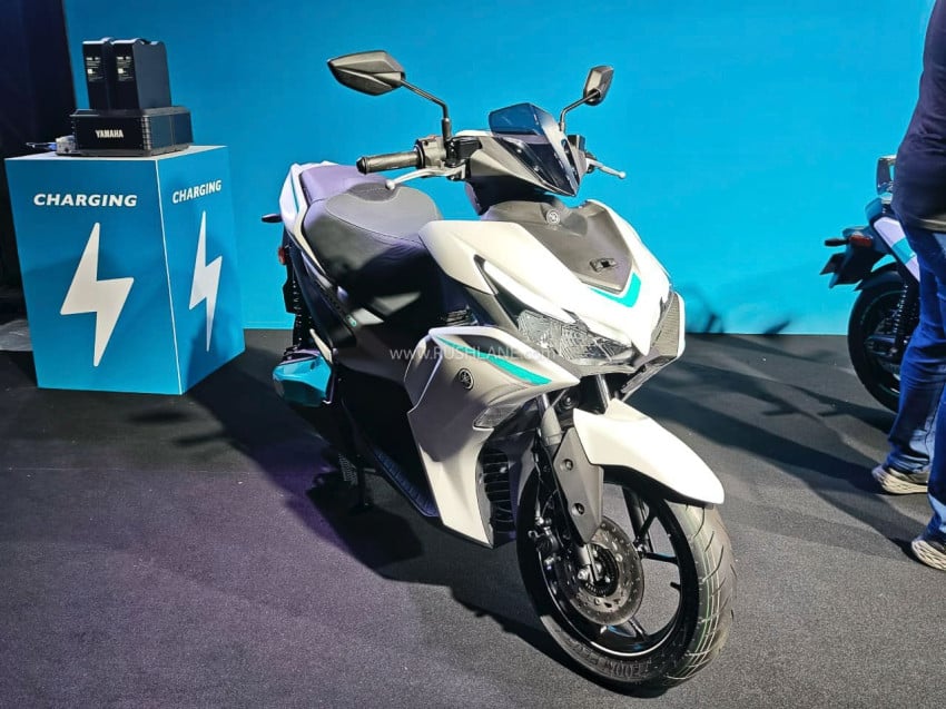 Yamaha Aerox E: Skutik Listrik Bertenaga Badai Siap Mengaspal