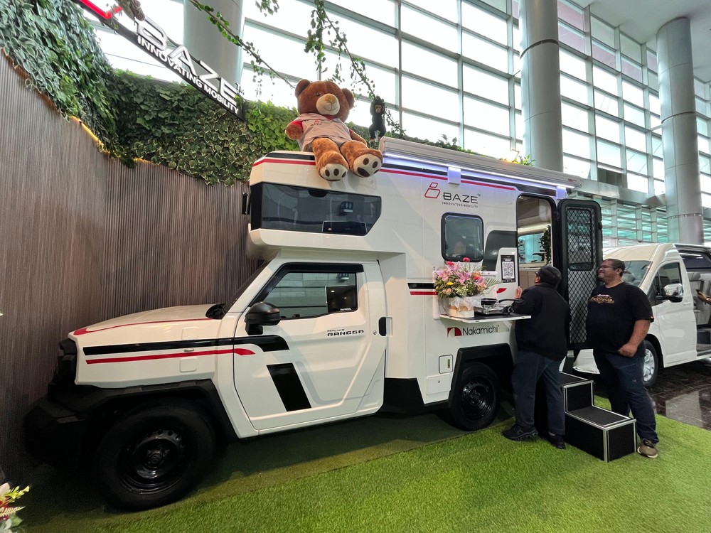 Rangga Jadi Istana Berjalan