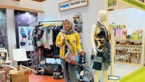 Jeans Bekas Antar Erna ke Panggung Nasional