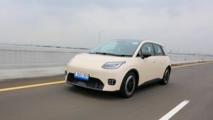 AION Buka Pintu Mobil Listrik