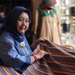 Wanita Malang Angkat Lurik Mendunia