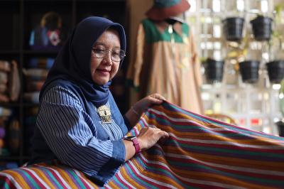 Wanita Malang Angkat Lurik Mendunia