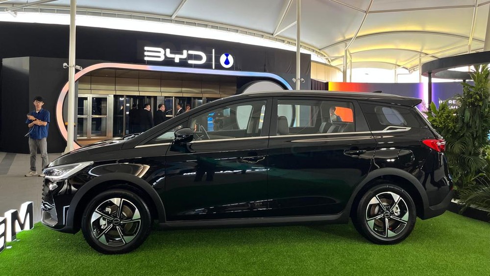 BYD M6 DM Terobos Daerah