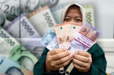 Rupiah Tertekan Dolar Menguat