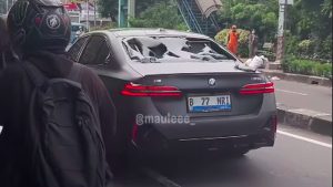 BMW Listrik Dihajar Massa Pengemudi Lari