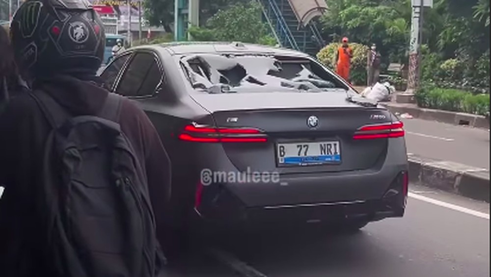 BMW Listrik Dihajar Massa Pengemudi Lari