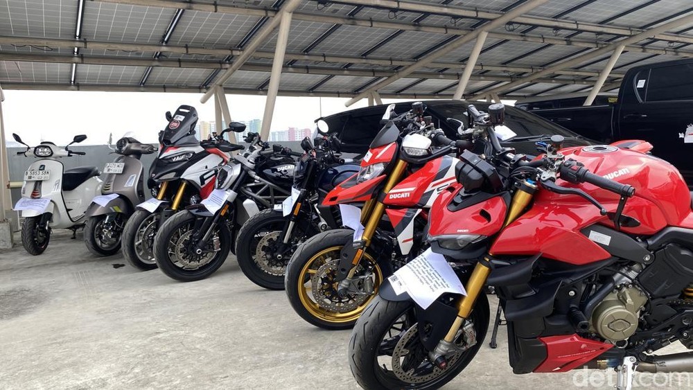 KPK Lelang Moge Mobil Mewah Surat Dijamin