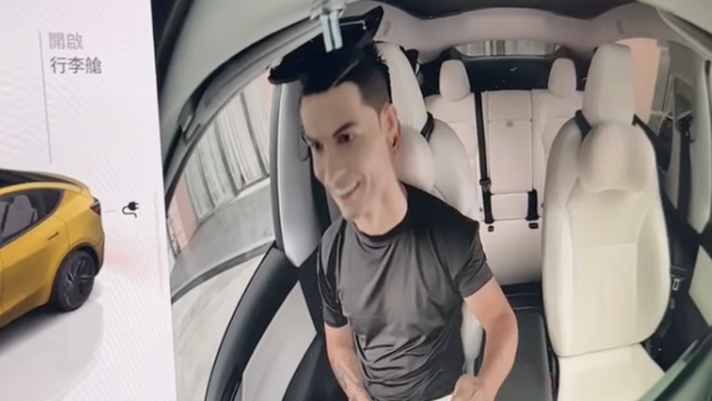 Boneka Kalahkan AI Tesla