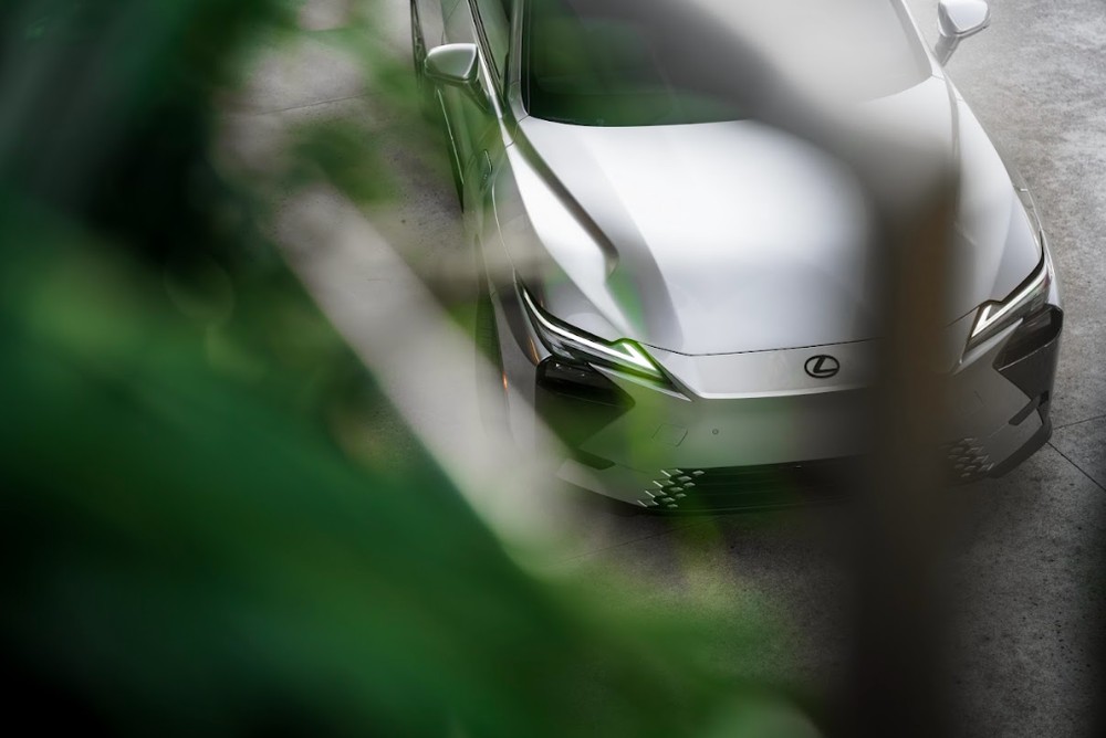 Lexus ES Elektrik Siap Sapa Indonesia