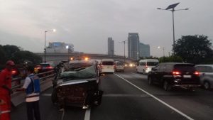 Alphard Ringsek Asap Truk
