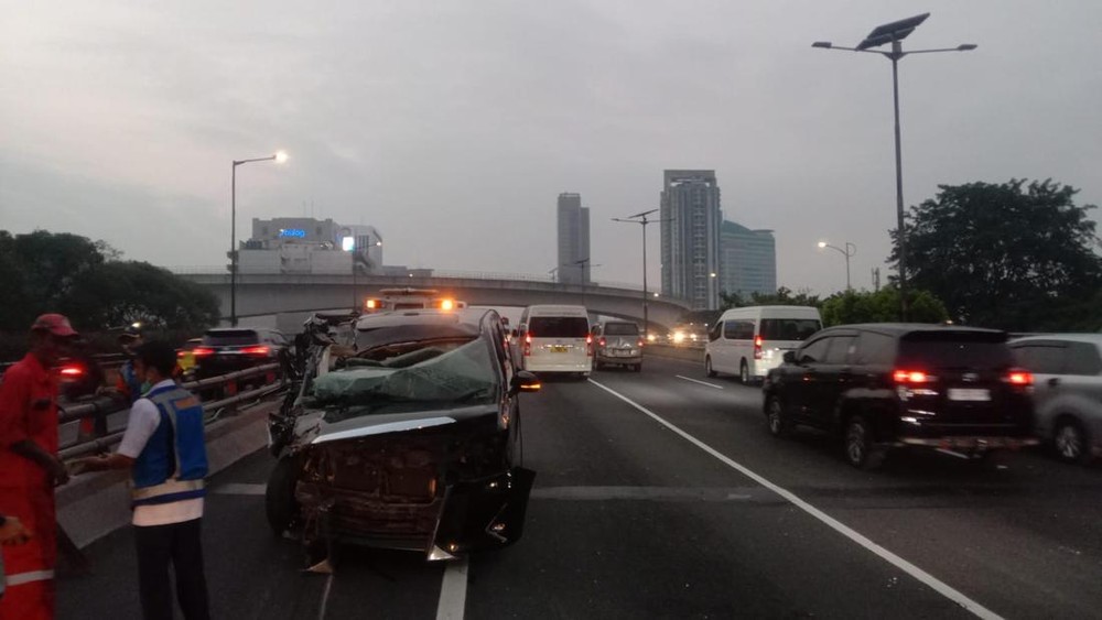 Alphard Ringsek Asap Truk