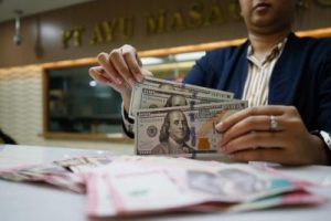 Rupiah Menggila Dolar Terkapar
