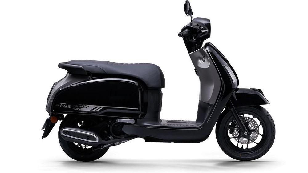 Skutik Mirip Vespa Super Irit Bikin Gempar
