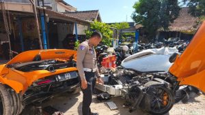 Terbelah Dua McLaren Pengemudi Selamat