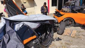 McLaren Youtuber Hancur Terbelah Dua