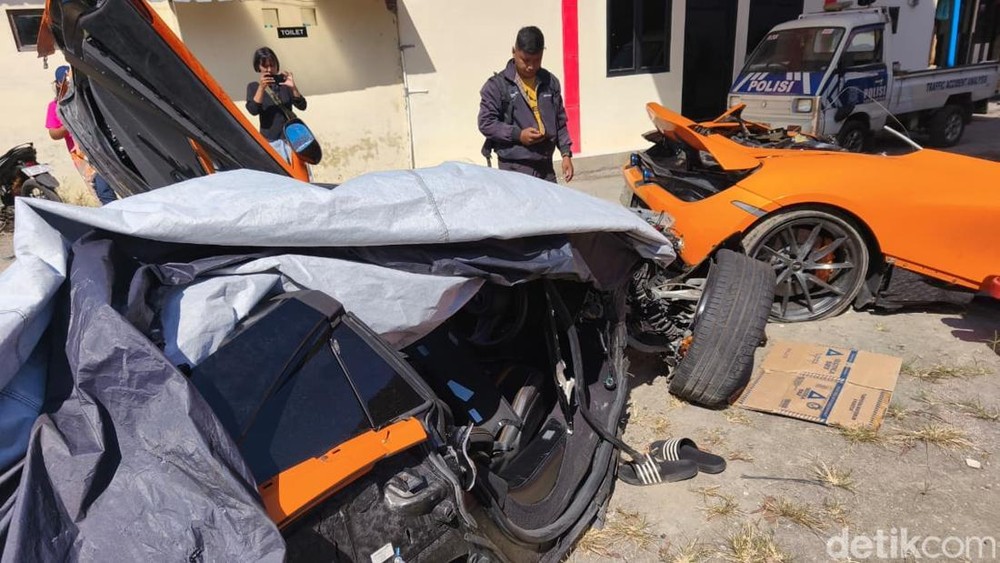 McLaren Youtuber Hancur Terbelah Dua