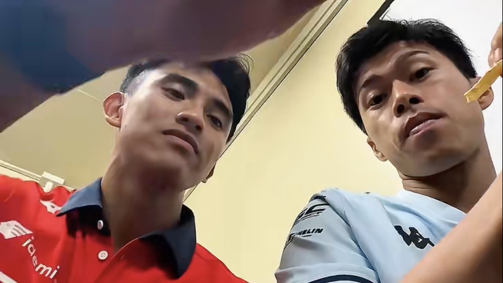 Pembalap Top Santai Makan Tempe