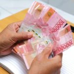 Rupiah Terpukul Dolar Menggila