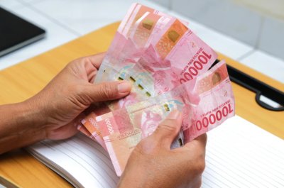 Rupiah Terpukul Dolar Menggila